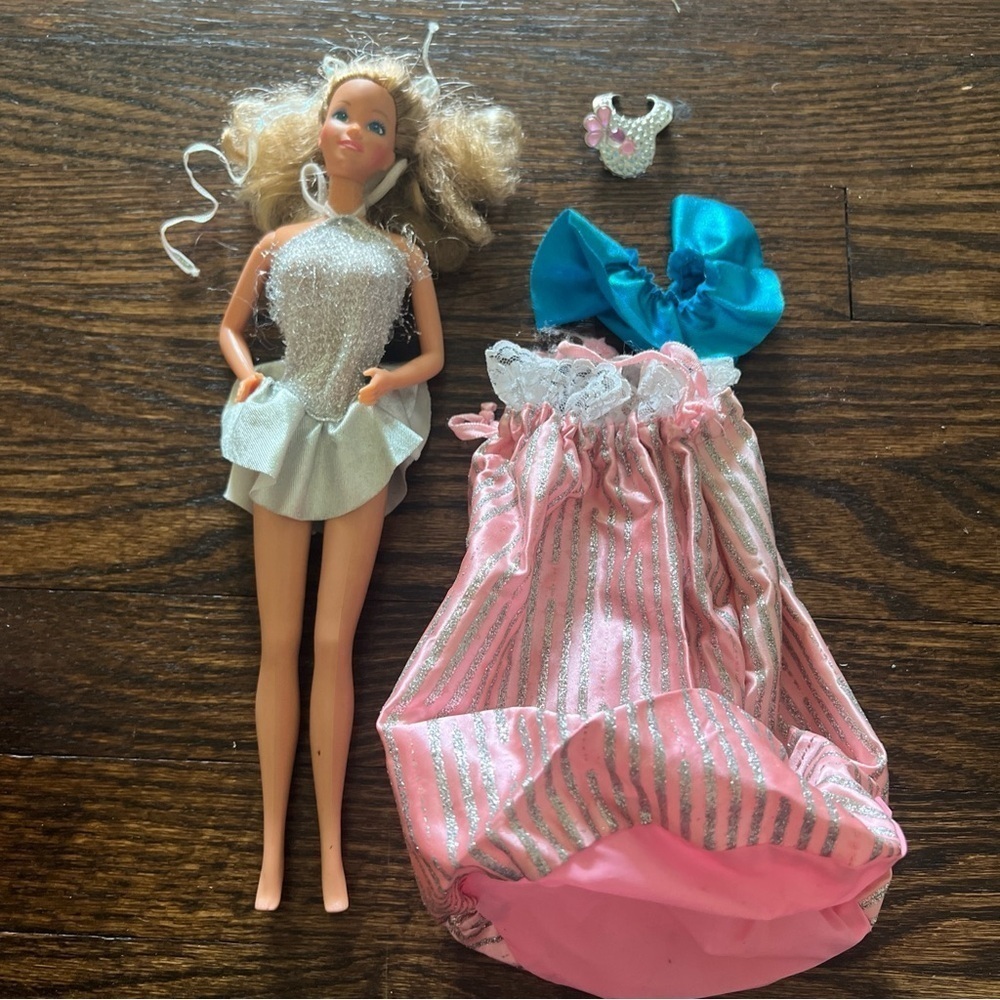 Vintage Mattel 1737 Jewel Secrets Barbie 1986 Doll Necklace And Outfits Included